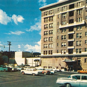 Oregon : carte postale vintage du Mallory Motor Hotel sur Yamhill à Portland, Oregon. Cette carte postale de Portland, Oregon, date d'environ 1950.