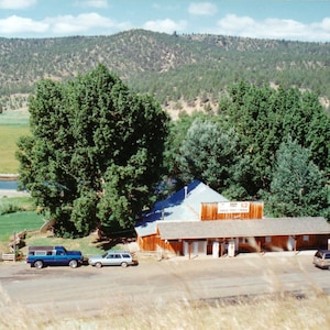 Oregon : carte postale vintage représentant la ville de la poste de l'Oregon - Population de deux personnes. Cette carte postale de l'Oregon date d'environ 1993.