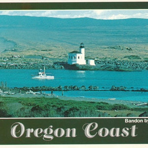 Oregon : ancienne carte postale du phare de Bandon sur la côte de l'Oregon ou à proximité de Bandon-by-the-Sea. Cette carte postale vintage de l'Oregon date d'environ 1970.