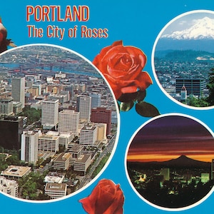 Oregon: Cartão postal vintage de Portland, Oregon, mostrando o Monte Hood, o centro da cidade e Portland ao pôr do sol. Este cartão postal vintage de Portland é de aproximadamente 1970.