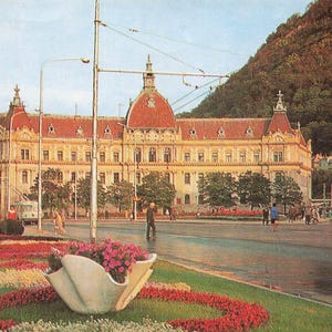 Carte Postale Vintage de Brașov, Roumanie (Années 1960) - Bâtiment Civique Iconique et Fleurs - Livraison Gratuite & Retours