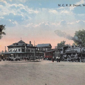 Maine: Antica cartolina di Waterville, Maine - Deposito M.C.R.R. con treno a vapore - Scena ferroviaria d'epoca del 1916