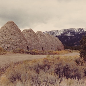 Nevada : carte postale vintage de The Ward Charcoal Ovens South of Ely Nevada. Cette carte postale vintage du Nevada date des années 1970.