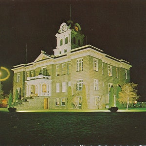 Oregon: Alte Postkarte vom Crook County Courthouse in Prineville, Oregon. Diese Vintage PrinevilleOregon Postkarte ist Etwa aus den 1970er Jahren.