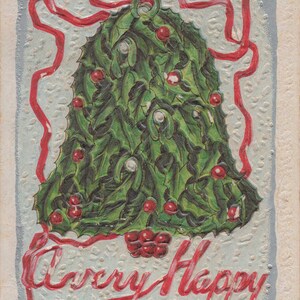 Carte Postale Ancienne de Nouvel An – "Une Très Bonne Année" Cloche de Houx en Relief, Ruban Rouge, Hiver Neigeux, 1912