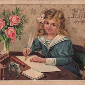 Ano Novo: Encantador cartão postal alemão de Ano Novo de 1912 – Menina escrevendo com pena, rosas e trevos – Cartão Glückwunsch vintage