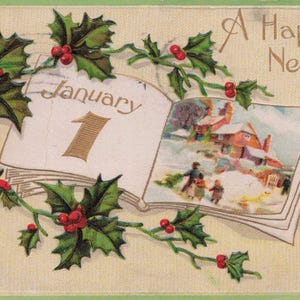 Carte Postale Ancienne de Nouvel An 1909 – Design en Relief avec Houx, Livre Ouvert & Village Hivernal  Éphémère Victorienne
