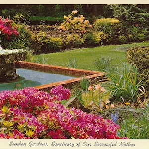 Oregon: Vintage Postkarte der Versunkenen Gärten der Sanctuary of Our Sorrowful Mother in Portland, oregon. Diese Postkarte ist circa 1950.