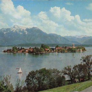 Mundo: Cartão postal Fraueninsel im Chiemsee vintage dos anos 1960 com vista de Hochgern - enviado da Alemanha