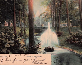 Cartolina tedesca d'epoca del 1907 - Fontana di Bad Elster e scena nella foresta