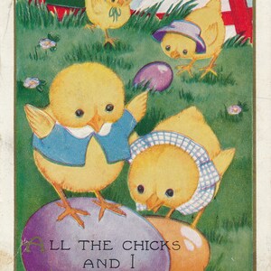 Pasqua: antica cartolina di Pasqua del 1900. Deliziosi e soffici pulcini di Pasqua a caccia di uova di Pasqua su un prato verde.