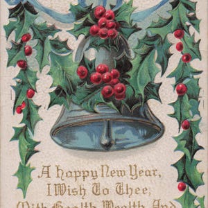 Ano Novo: Cartão postal antigo de 1910 "Um Feliz Ano Novo" – Design de Holly & Blue Bell com detalhes em relevo