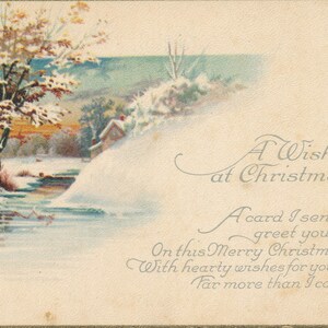 Natale: antica cartolina natalizia del 1909 che raffigura un caldo e accogliente cottage di campagna sulle rive di un fiume in inverno.