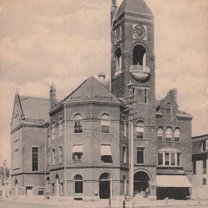 Maine: Antica cartolina di Brunswick, Maine - Municipio - Scena di architettura monocromatica dei primi anni del 1900