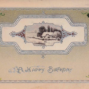 Postal antigua de cumpleaños (1915) – Casa de campo nevada con rosas y filigrana plateada