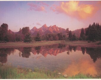 Wyoming : carte postale vintage du lever du soleil sur la chaîne Teton dans le parc national de Grand Teton au Wyoming. Cette carte postale du Wyoming datant d'environ 1980.