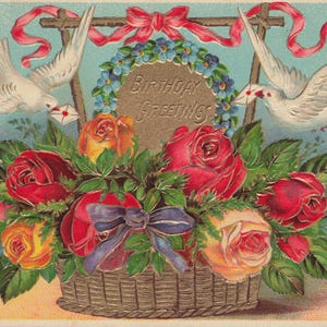 Antike "Birthday Greetings" Postkarte mit Tauben, Rosen & Kranz – Geprägt – Hergestellt in Deutschland – Frühes 20. Jahrhundert