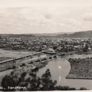 Mondo: Cartolina d'epoca del 1953 – Panorama di Temuco, Cile / Vista panoramica e nota scritta a mano / Paesaggio storico cileno