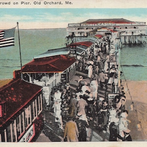Maine: cartolina antica del molo del frutteto - "Folla sul molo" Scena di mare nel Maine - Vintage dei primi anni del 1900