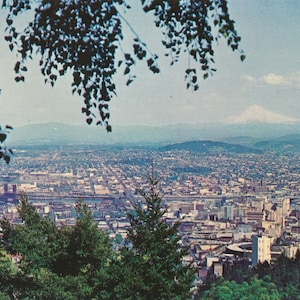 Oregon: Cartão postal antigo de Portland visto das colinas ocidentais com o Monte Hood ao fundo. Este cartão postal de Portland, Oregon, é de aproximadamente 1960.