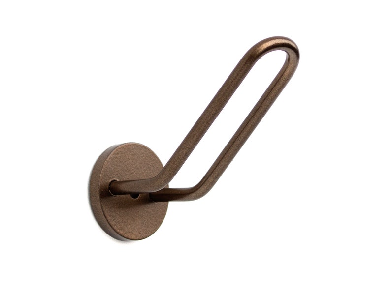 K&ouml;nnte beinhalten: Ein Wandhaken aus Bronze mit einem abgerundeten, ovalen Haken und einer runden Basis.