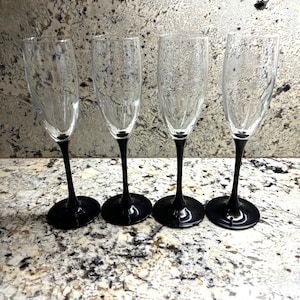 Champagneglazen, glazen met zwarte steel, vier champagneglazen, vintage glazen, verzamelobjecten