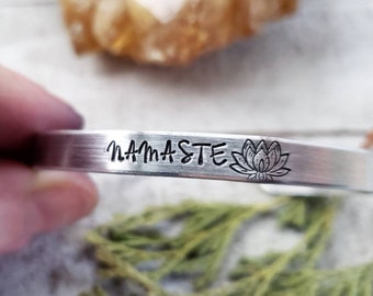 Pulsera Namaste - regalos de yoga Namaste - pulsera de loto - regalo de joyería de yoga - joyería estampada - pulsera de yoga - pulsera de meditación