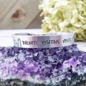 Punho estampado mantra – Irradie vibrações positivas – Pulseira estampada – Joias de vibrações positivas – Punho estampado prateado – Pulseira mantra