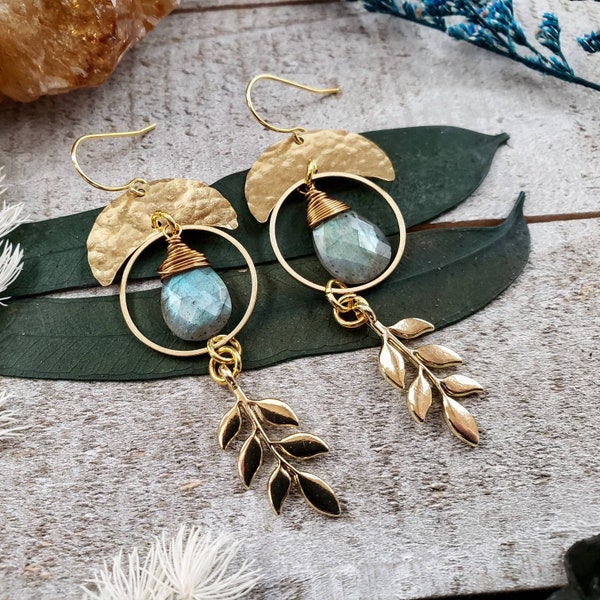 Boucles d'oreilles lune bohème - boucles d'oreilles Artemis - cadeaux bijoux célestes - boucles d'oreilles feuille d'olivier en or - pierre précieuse labradorite - boucle d'oreille déesse lune