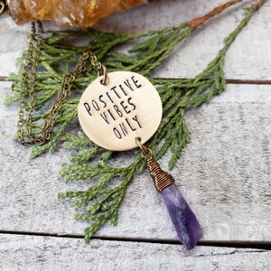 Colar positivo - colar de vibrações positivas - colar de vibração - apenas vibrações positivas - joias estampadas - colar de positividade - presentes de positividade
