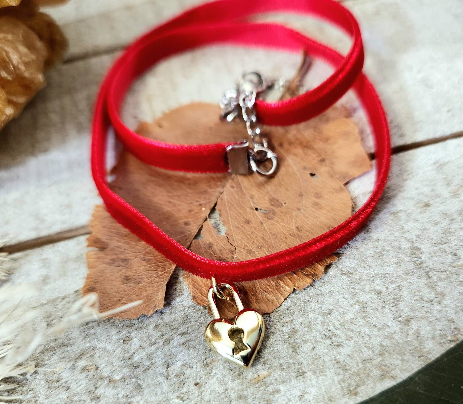 Red on sale choker collar