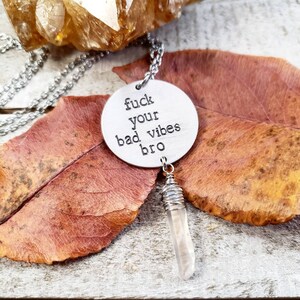 Joias de vibrações positivas - sem vibrações ruins - foda-se suas más vibrações, colar mantra - colar de mantra estampado - presente de ioga para ela - joias de quartzo para ioga