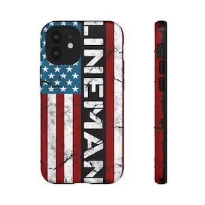 Puede incluir: Una funda para teléfono con un diseño de bandera estadounidense desgastada en colores rojo, blanco y azul. La palabra LINEMAN está impresa verticalmente en letras mayúsculas blancas grandes sobre una franja negra. Tiene una textura agrietada.