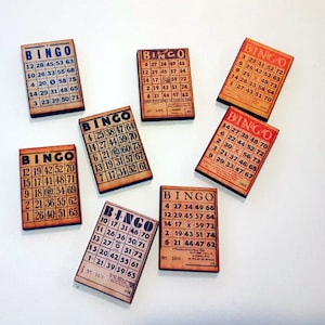 Zestaw 8 małych, zabytkowych kart bingo z wyciętymi elementami z drewna - wykrojniki