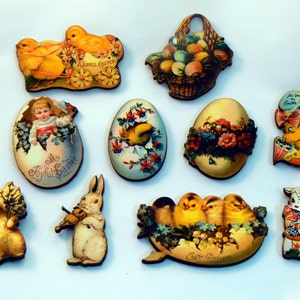 以下が含まれることがあります： イースターをテーマにしたヴィンテージの木製オーナメント10個セット。オーナメントには、ひよこ、ウサギ、卵、カラフルな卵でいっぱいのバスケットなどの画像が描かれています。一部のオーナメントには、「ハッピーイースター」や「楽しいイースター」などのテキストが書かれています。