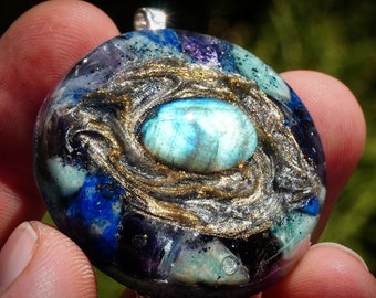 LUZ INTERIOR - Collar con colgante de galaxia de orgonita - Herramienta de meditación - Colgante de galaxia - Juguete sensorial de resina con arte visionario - Poesía incluida - EMF