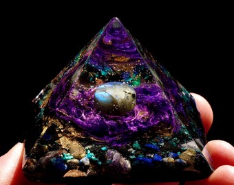 Beauty of the Psyche - Orgonit Galaxie Pyramide Meditationswerkzeug - Visionäres Sinnes Kunstwerk - 3D Malerei - Psychischer Schutz