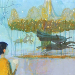 Puede incluir: Una persona joven con el pelo corto y oscuro se encuentra frente a un carrusel con una combinación de colores azul y amarillo. El carrusel tiene una variedad de caballos y otras figuras. La persona está sosteniendo un libro y mirando el carrusel.