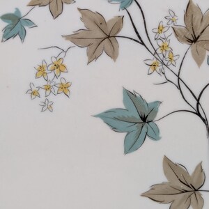 Mid‑century Syracuse China Woodbine close up of the aqua and brown floral motif on a bright white glaze.