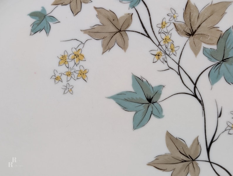 Mid‑century Syracuse China Woodbine close up of the aqua and brown floral motif on a bright white glaze.