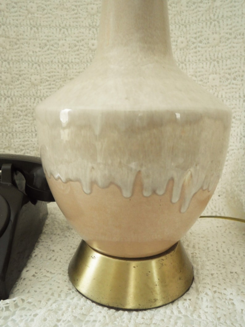 Vintage Royal Haeger Drip Glaze table lamp in Blush Beige Shade not included