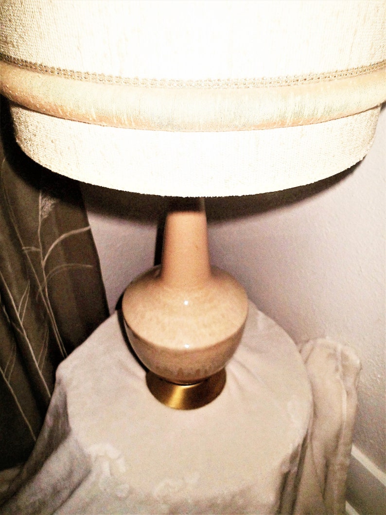 Vintage Royal Haeger Drip Glaze table lamp in Blush Beige Shade not included
