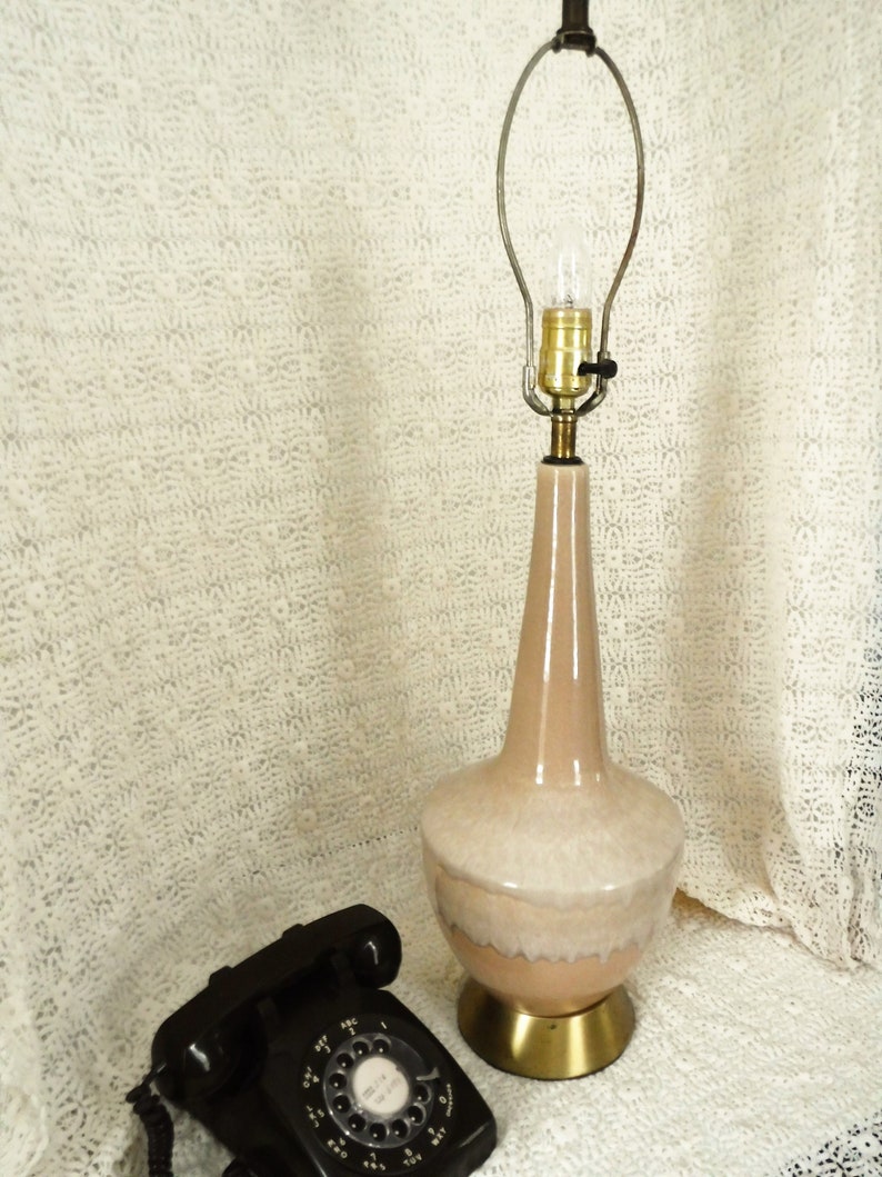 Vintage Royal Haeger Drip Glaze table lamp in Blush Beige Shade not included