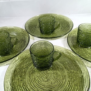 Mid Century Anchor Hocking Avocado Soreno Design Snack Luncheon Set in Original Display box. Textured Avocado green bark pressed glass luncheon snack plates and small 5 ounce tea or coffee cups.