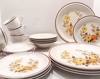 1970s Hearthside Chablis Stoneware Dinnerware Set, Floral Pattern Service for 4