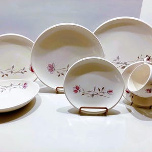 Mid Century Franciscan Duet Dinnerware Place settings. Two single MCM stylized long-stemmed roses crossed on beige speckle glaze dishes.