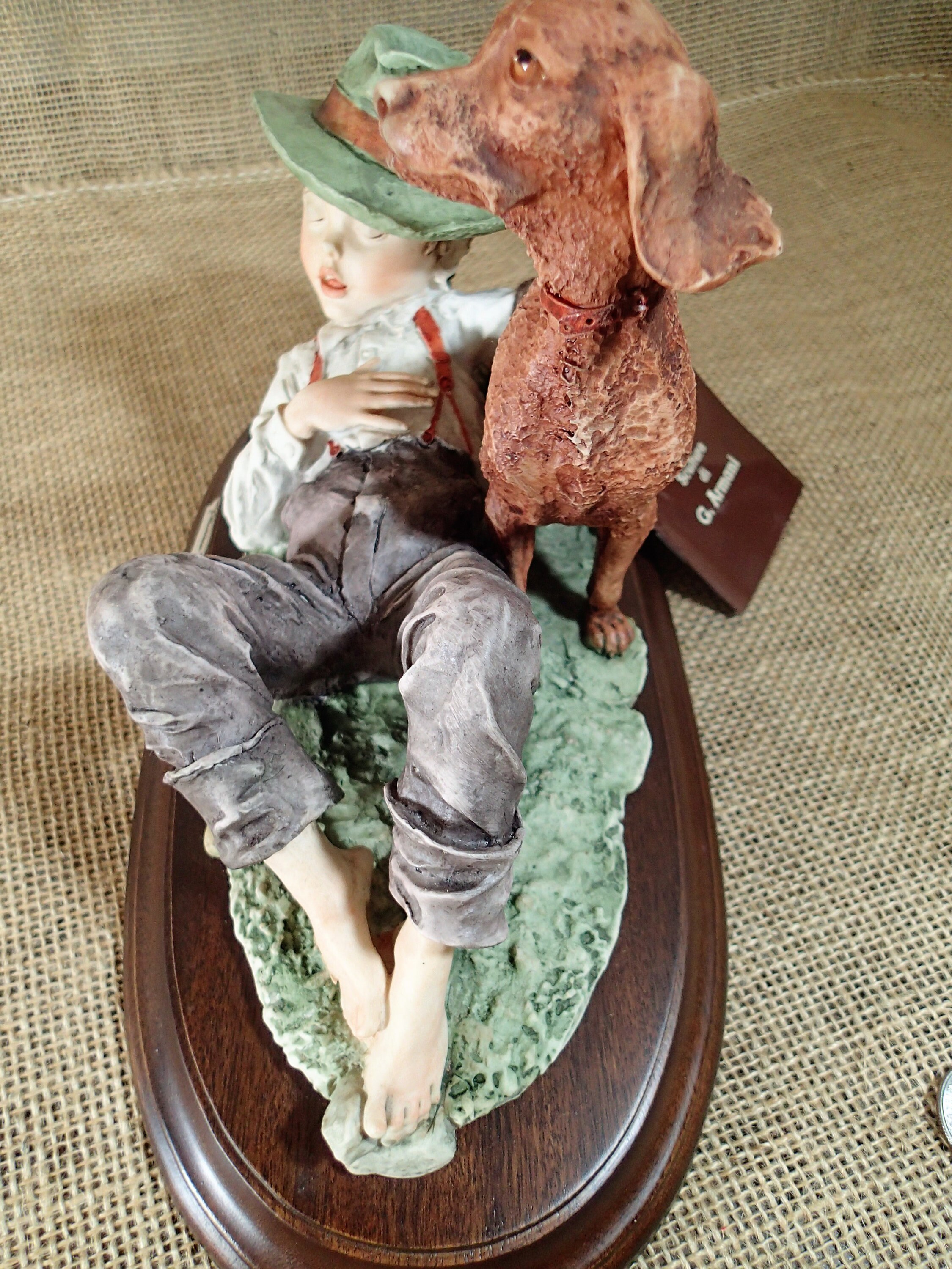 置物 g. Armani Giuseppe Armani DOG CHILDREN 1984 GIUSEPPE ARMANI FLORENCE GIRL HUGGING HER DOG FIGURINE