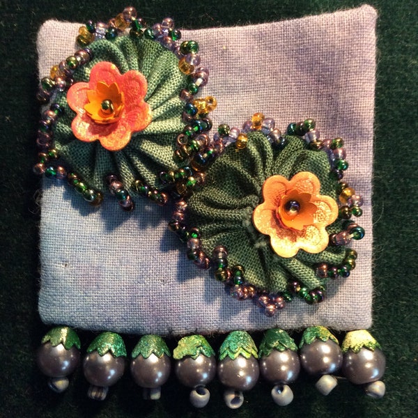 Broche petites fleurs et perles