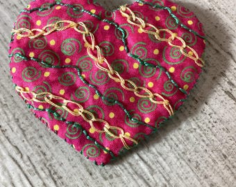 Kleurrijke roze, gele, groene hartspeldbroche.valentijn.