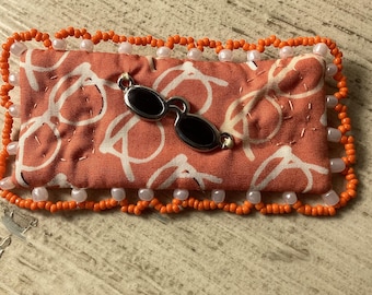 Glasses pin brooch